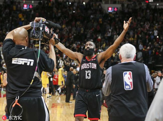 姆巴佩将带着一根手指骨折比赛，他的坚韧精神点燃球迷热情（姆巴佩手指骨折仍将出战，顽强斗志点燃球迷激情）