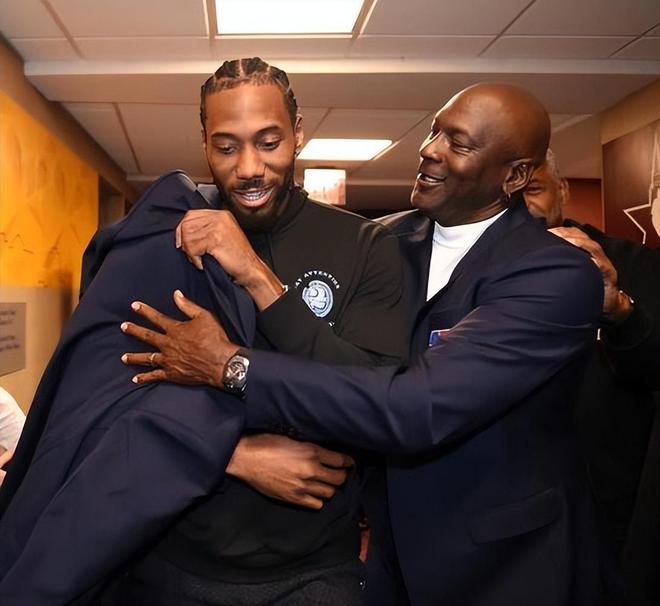 感谢背后的付出，法比奥向国安基地负责洗衣的两位大姐献花（法比奥为国安基地洗衣两位阿姨送花致敬幕后付出）