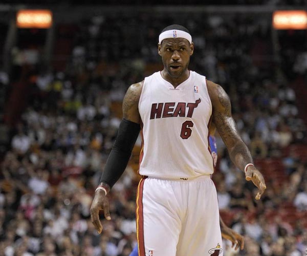 澳超半场：维尔格斯空门破僵，墨尔本胜利暂1-0阿德莱德联（澳超半场战报：维尔格斯空门先拔头筹，墨尔本胜利暂以1-0领先阿德莱德联）