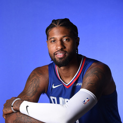 手感火热！字母哥半场10中8得到18分5篮板&次节12分（状态爆棚！字母哥半场10投8中轰下18分5板，次节独揽12分）